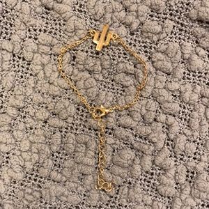 Adjustable cactus bracelet in gold.